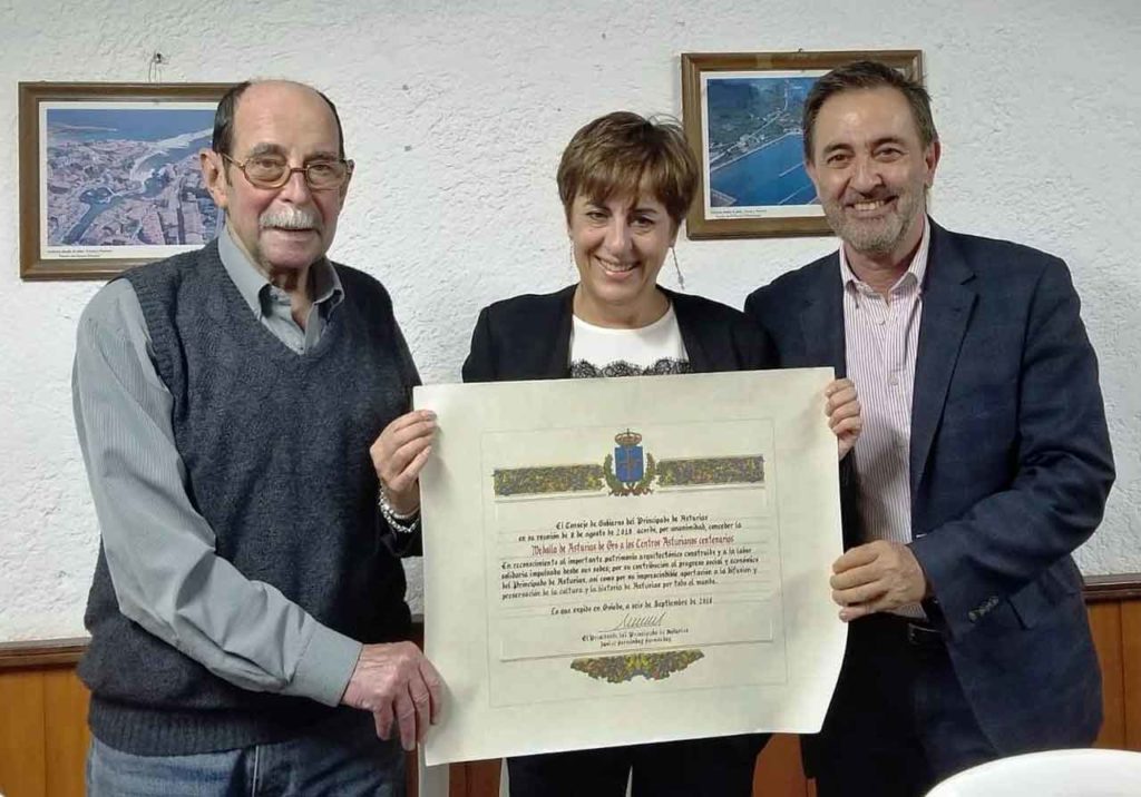José Pérez, Begoña Serrano y José Rodríguez Moyano con el diploma entregado a la entidad con la Medalla de Asturias.