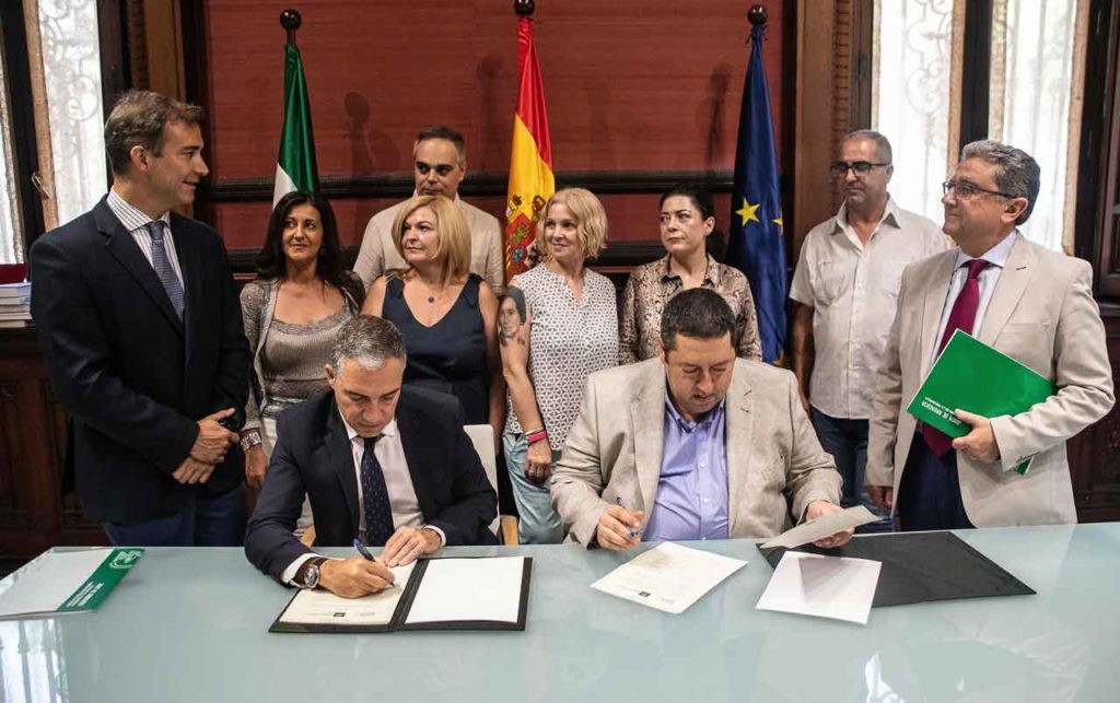 Elías Bendodo y Mario Alonso firmaron el convenio.