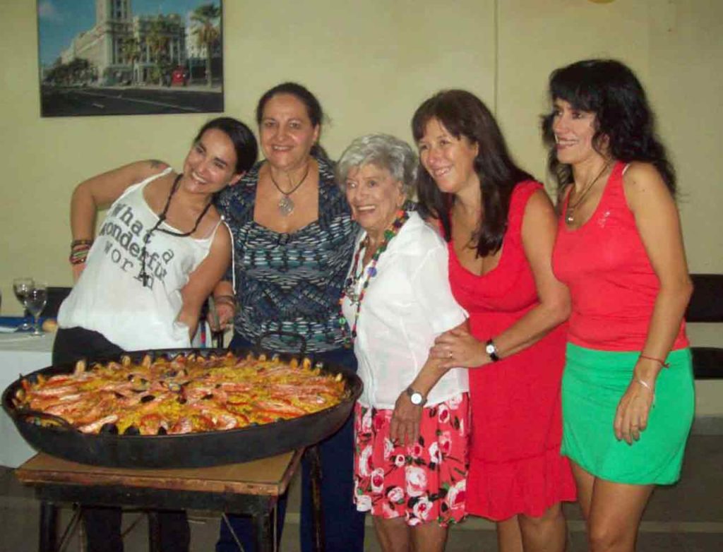 Ana María, centro, junto a familiares y directivos del Archipiélago Canario el día que celebraron su 90° cumpleaños con una paella.