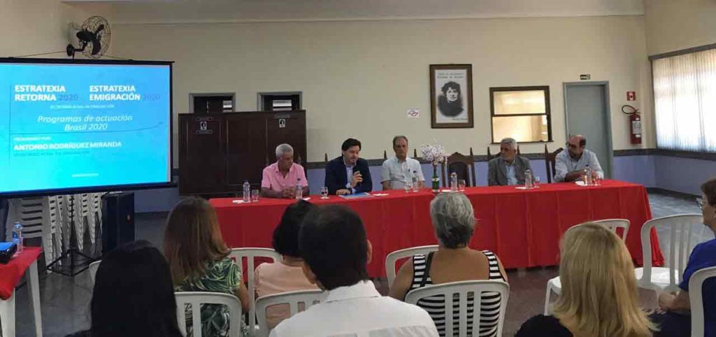 Miranda explicó los programas de la Secretaría Xeral da Emigración en la Asociación Rosalía de Castro en Santos.