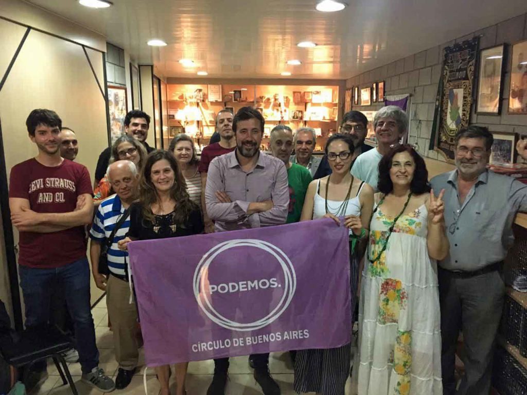 Gómez-Reino, centro, junto a representantes de Podemos Buenos Aires y otras agrupaciones de la colectividad.