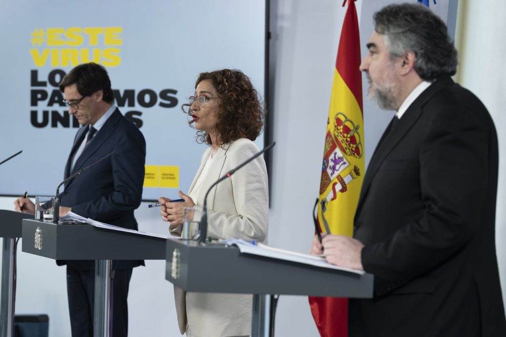 Salvador Illa, María Jesús Montero y José Manuel Roddríguez Uribes durante la rueda de prensa tras el Consejo de Ministros.