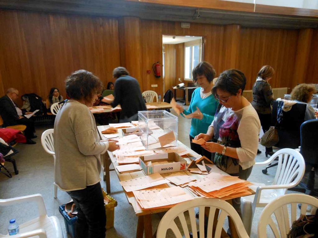 Imagen de archivo del escrutinio del voto exterior en la Junta Electoral de A Coruña.