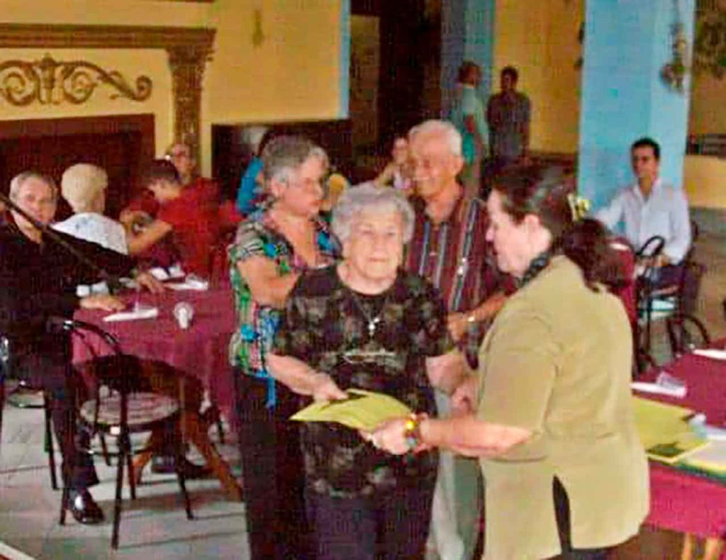 Mónica Fernández recibe un reconocimiento de la Sociedad Progreso de Coles.