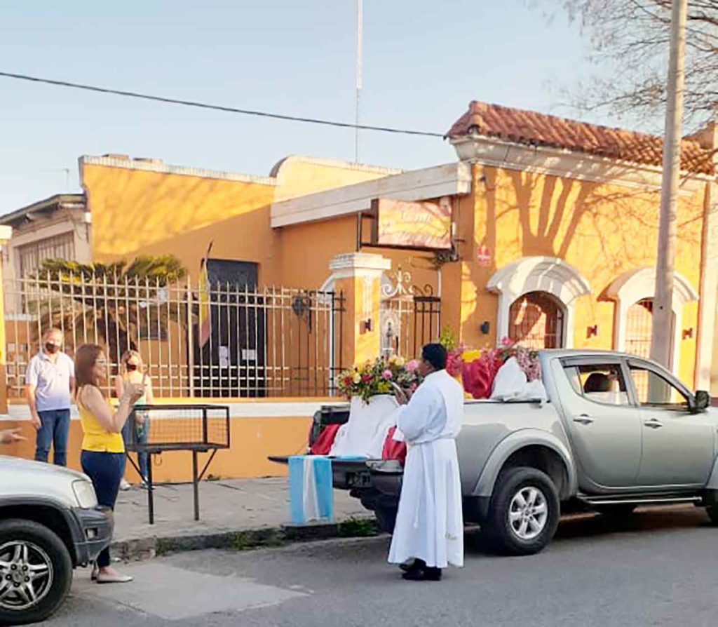La imagen de la Virgen del Pilar recorrió las calles vacías de Tres Arroyos.