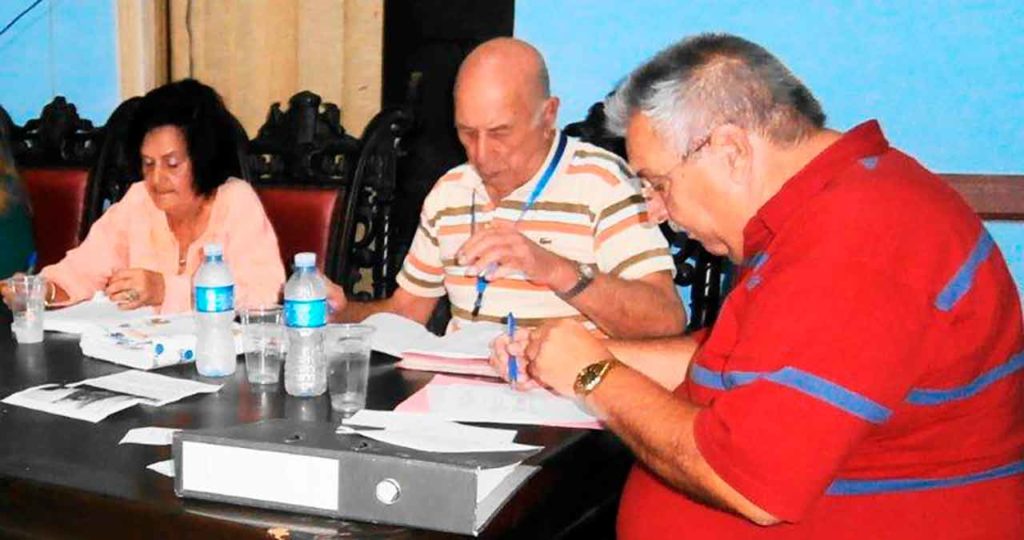María Antonia Rabanillo, presidenta, Pedro González, consejero  y José A. Cerra, secretario del CRE de Cuba durante una reunión de trabajo.