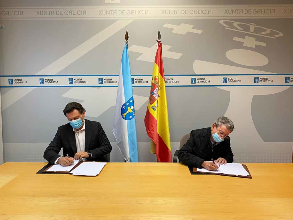Antonio Rodríguez Miranda y Celso Domínguez Búa firmando el convenio.