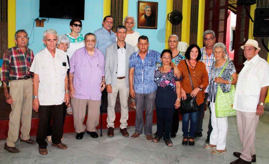 Imagen de archivo de Manuel Rodríguez Santana con un grupo de emigrantes en Cuba. 