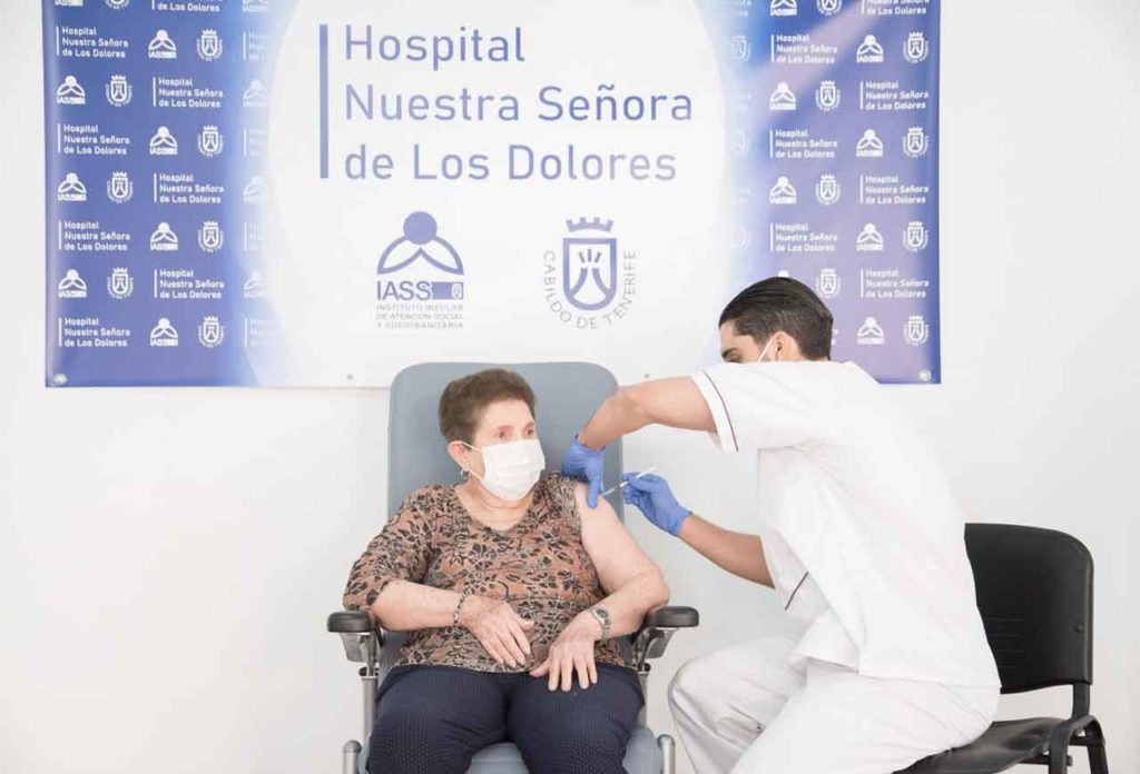 La tinerfeña Doria Ramos, de 84 años de edad, recibe la segunda dosis de la vacuna.