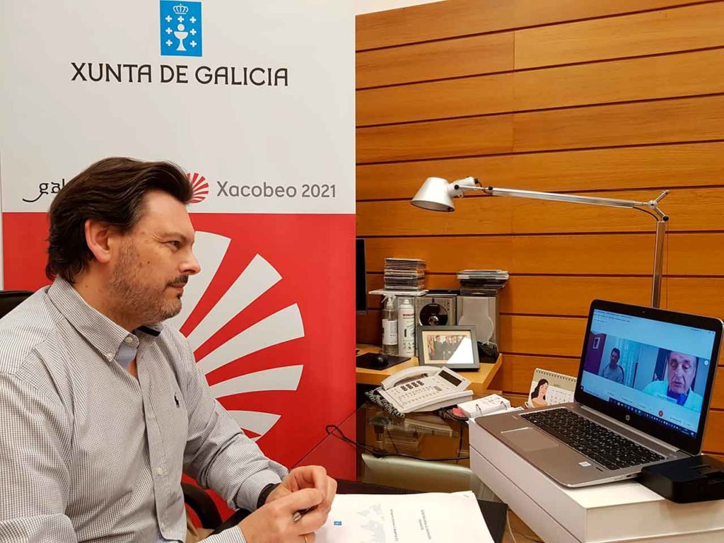 El secretario xeral da Emigración, durante la videoconferencia, en su despacho en la capital de Galicia.