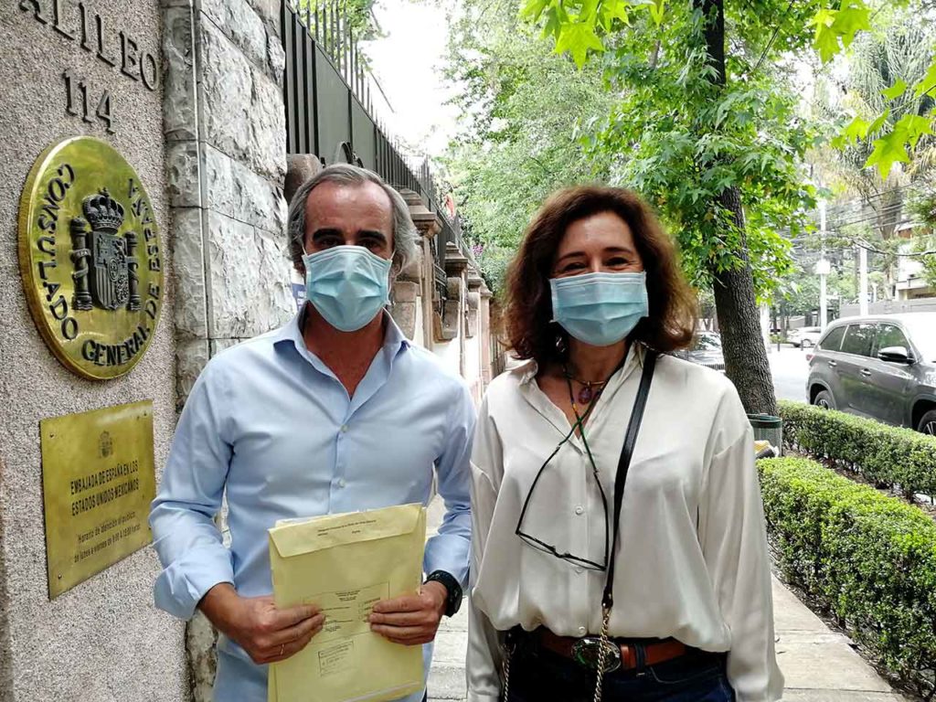 Marta Ferré y Luis Ramírez a las puertas del Consulado de España en Ciudad de México.