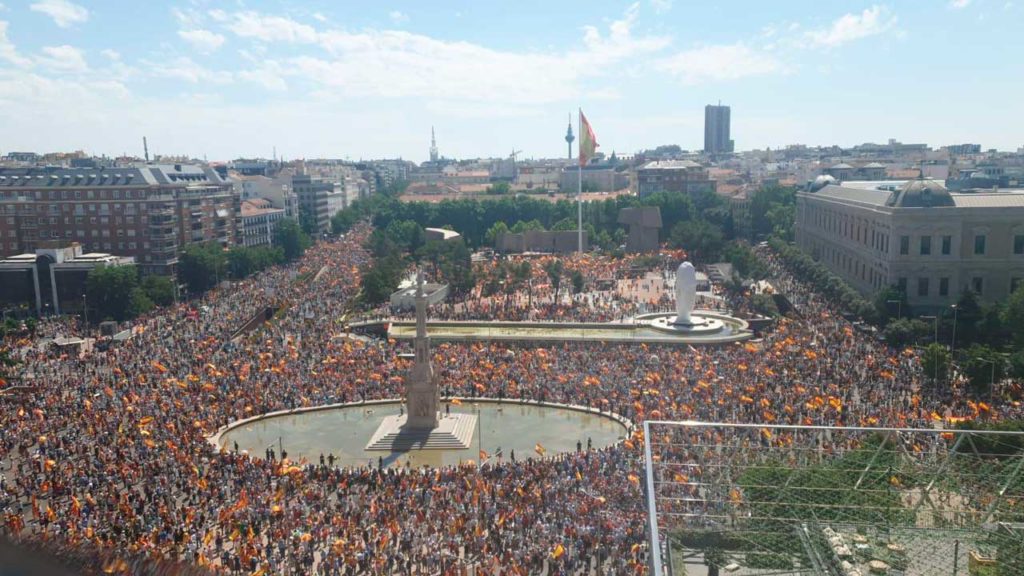 Un aspecto de la plaza de Colón de Madrid durante la protesta contra los indultos del Gobierno.