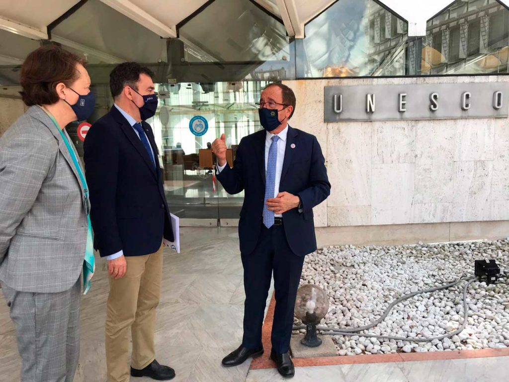 El conselleiro de Cultura, Educación e Universidade, Román Rodríguez, se reunió en París con el embajador de España ante la Unesco, Juan Andrés Perelló.