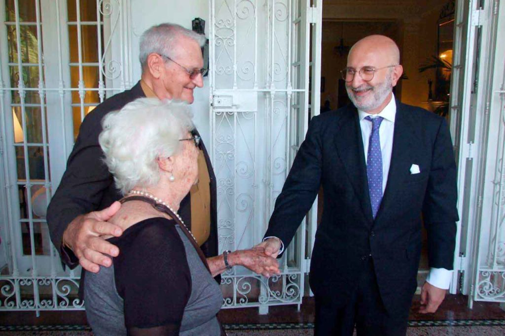 Juan Fernández Trigo, derecha, saludando a emigrantes españoles durante su etapa como embajador de España en Cuba.
