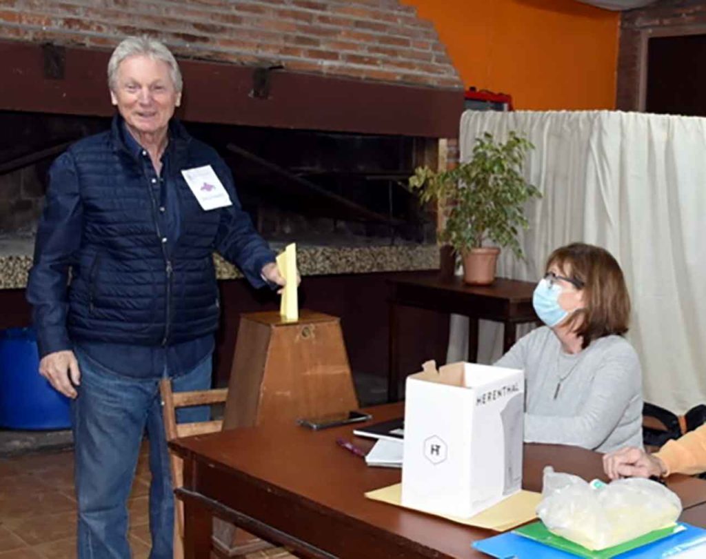 Ramón Lorenzo Pita en el momento de votar.