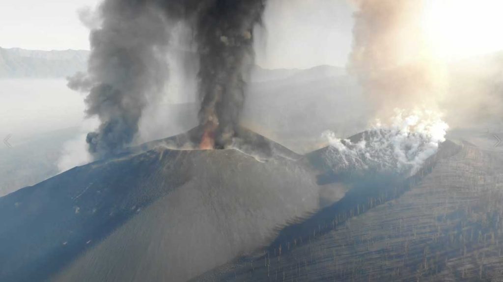 Una imagen aérea reciente del cono del volcán en plena erupción.