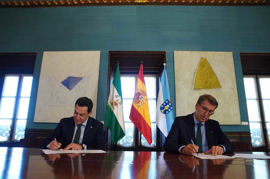 Feijóo firma con Moreno Bonilla una declaración conjunta tras su encuentro en Sevilla.