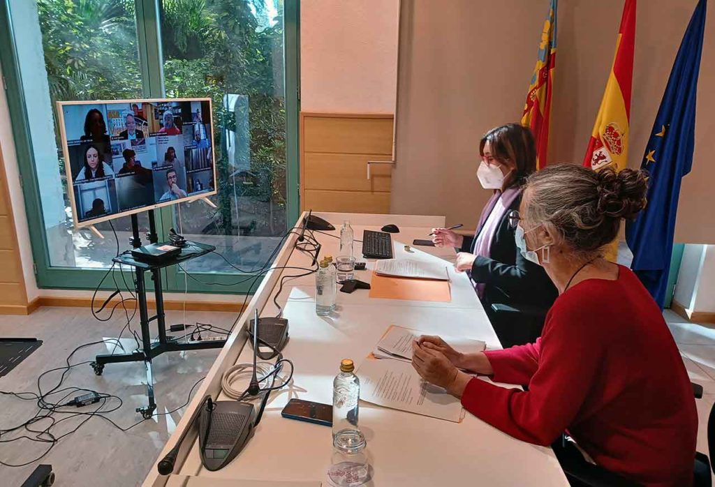 Rosa Pérez Garijo, al fondo, y Mariaje Pérez Galant durante la reunión del Consell de los Cevex.