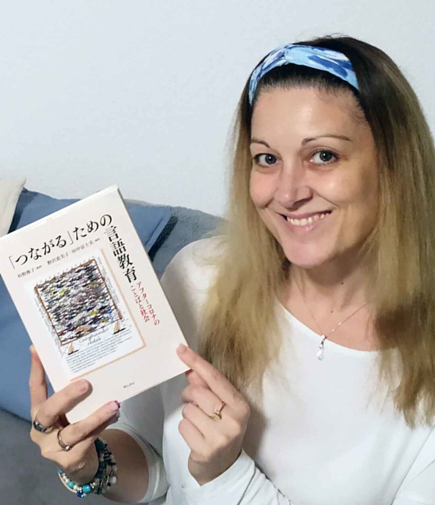Alejandra Plaza con el libro japonés en el que se utiliza el diseño de embaixada.gal.