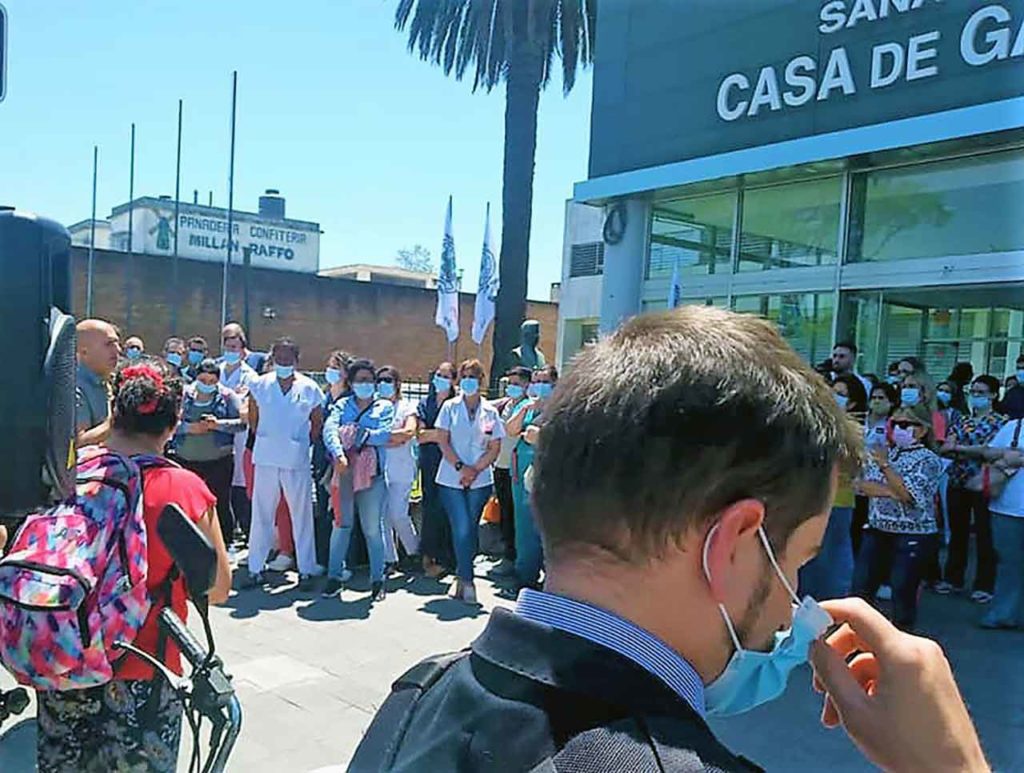 Asamblea de trabajadores de Casa de Galicia ante las puertas del sanatorio de Sayago.