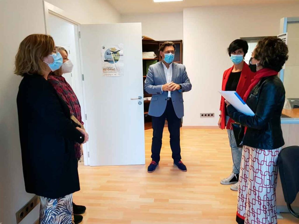 El secretario xeral da Emigración, Antonio Rodríguez Miranda, en una visita a una de las oficinas de asesoramiento al retorno.