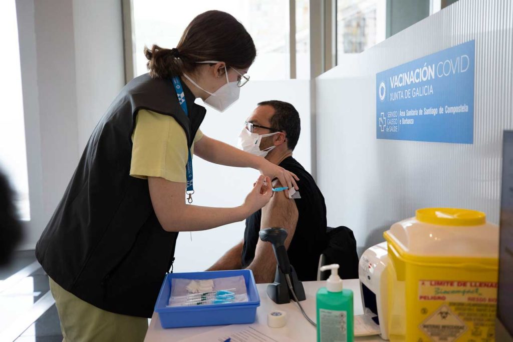 Administración de la vacuna en uno de los centros habilitados en Galicia.
