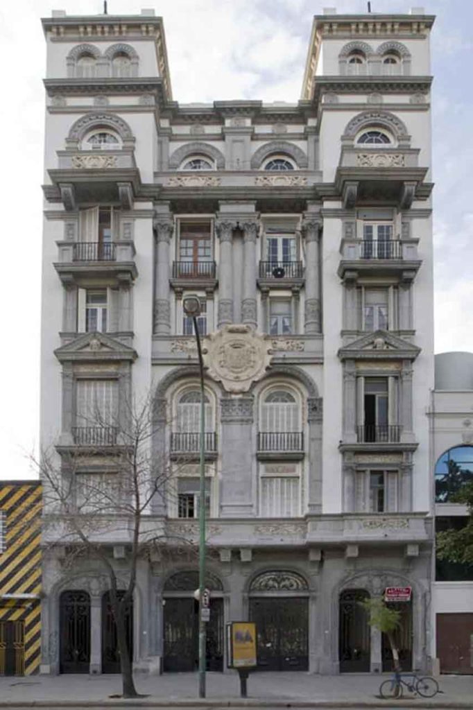 Frente del magnífico edificio ubicado en la calle Bernardo de Irigoyen 688 de la capital argentina.
