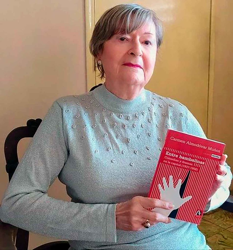 Carmen Almodóvar con un ejemplar de su nueva obra.