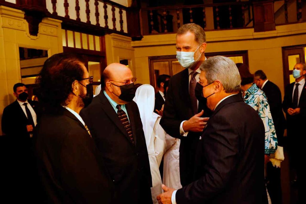 El rey Felipe VI con un grupo de españoles en Puerto Rico en el encuentro celebrado en la Casa de España.