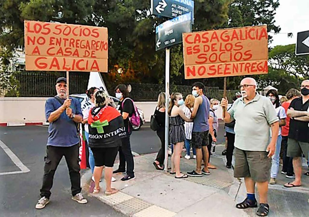 Protestas de socios de Casa de Galicia.