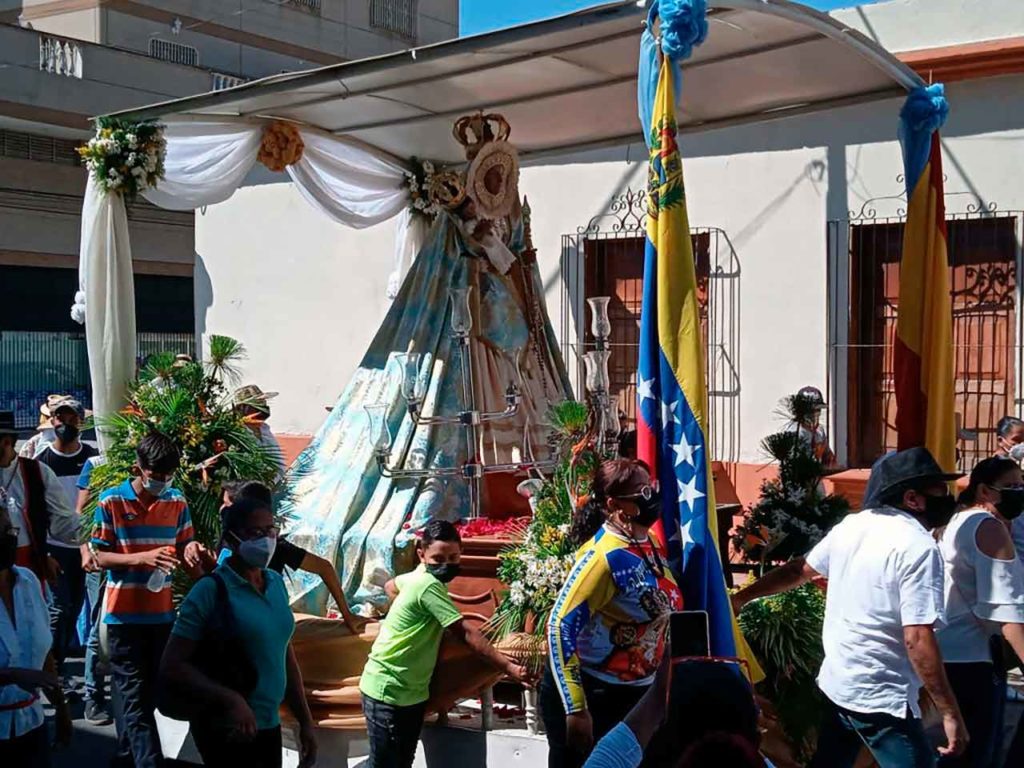 Procesión de la Virgen de la Candelaria en la ciudad venezolana de Cagua.