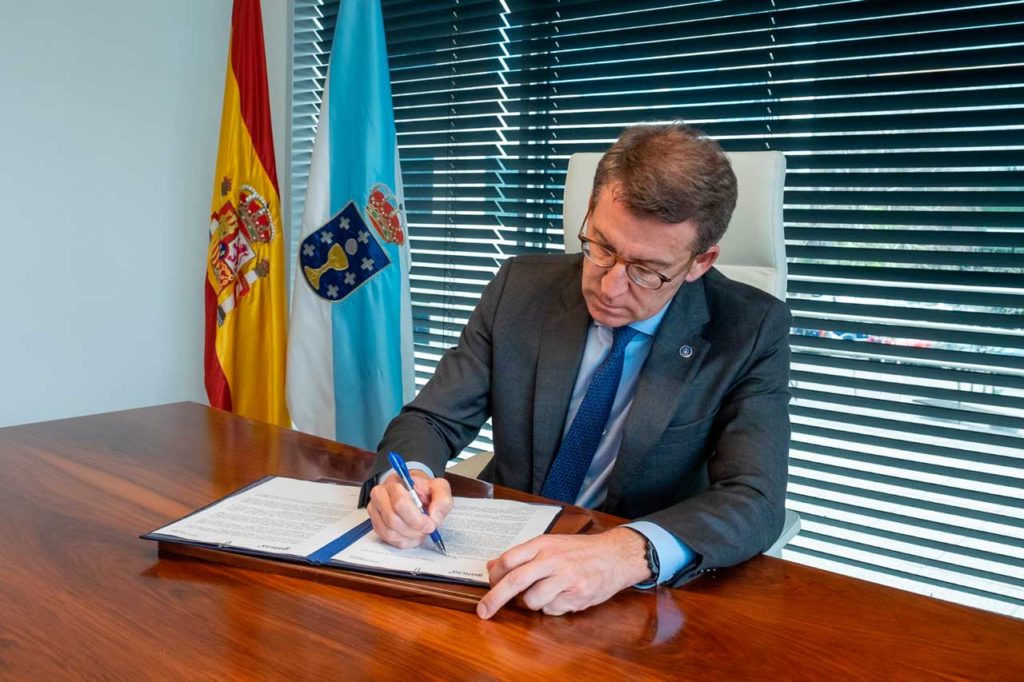 Alberto Núñez Feijóo firma la carta en la que deja constancia de su renuncia a la Presidencia del PP de Galicia.