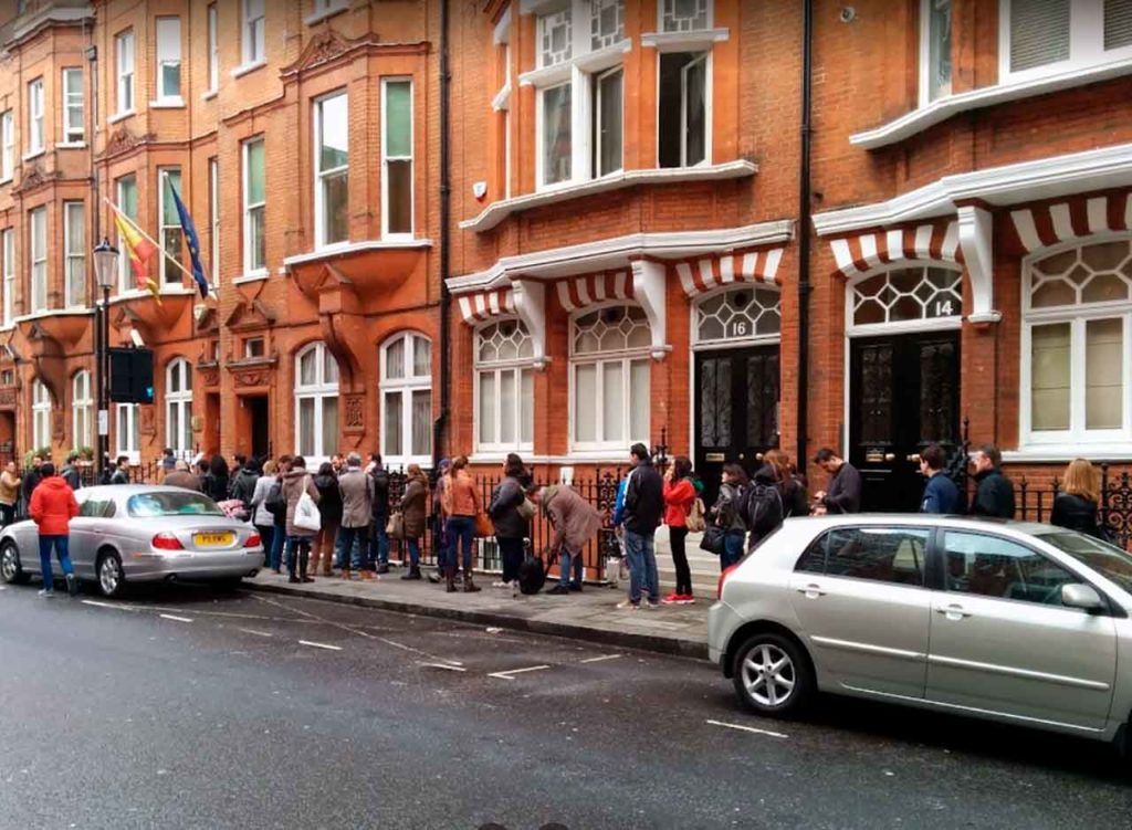 Colas frente al Consulado de España en Londres.