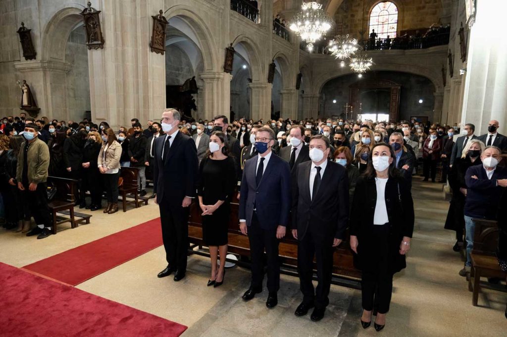 Feijóo con los Reyes y el ministro de Agricultura, Luis Planas, en el funeral por los fallecidos en el naufragio del ‘Villa de Pitanxo’.
