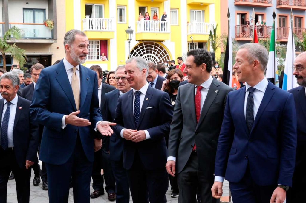 El presidente de la Junta, Juanma Moreno, departe con el Rey y otros titulares de Gobiernos autonómicos antes de la Conferencia de Presidentes.