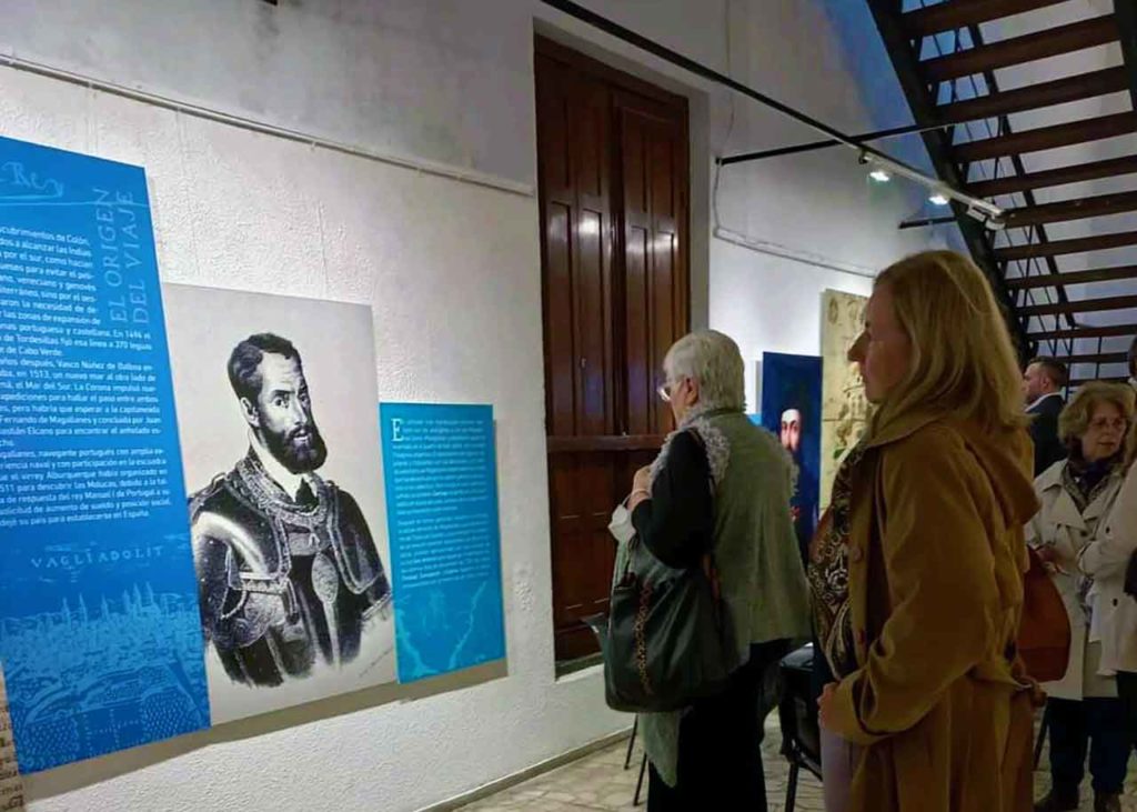 Público visitando la muestra en la Casa de la Cultura de Paysandú.