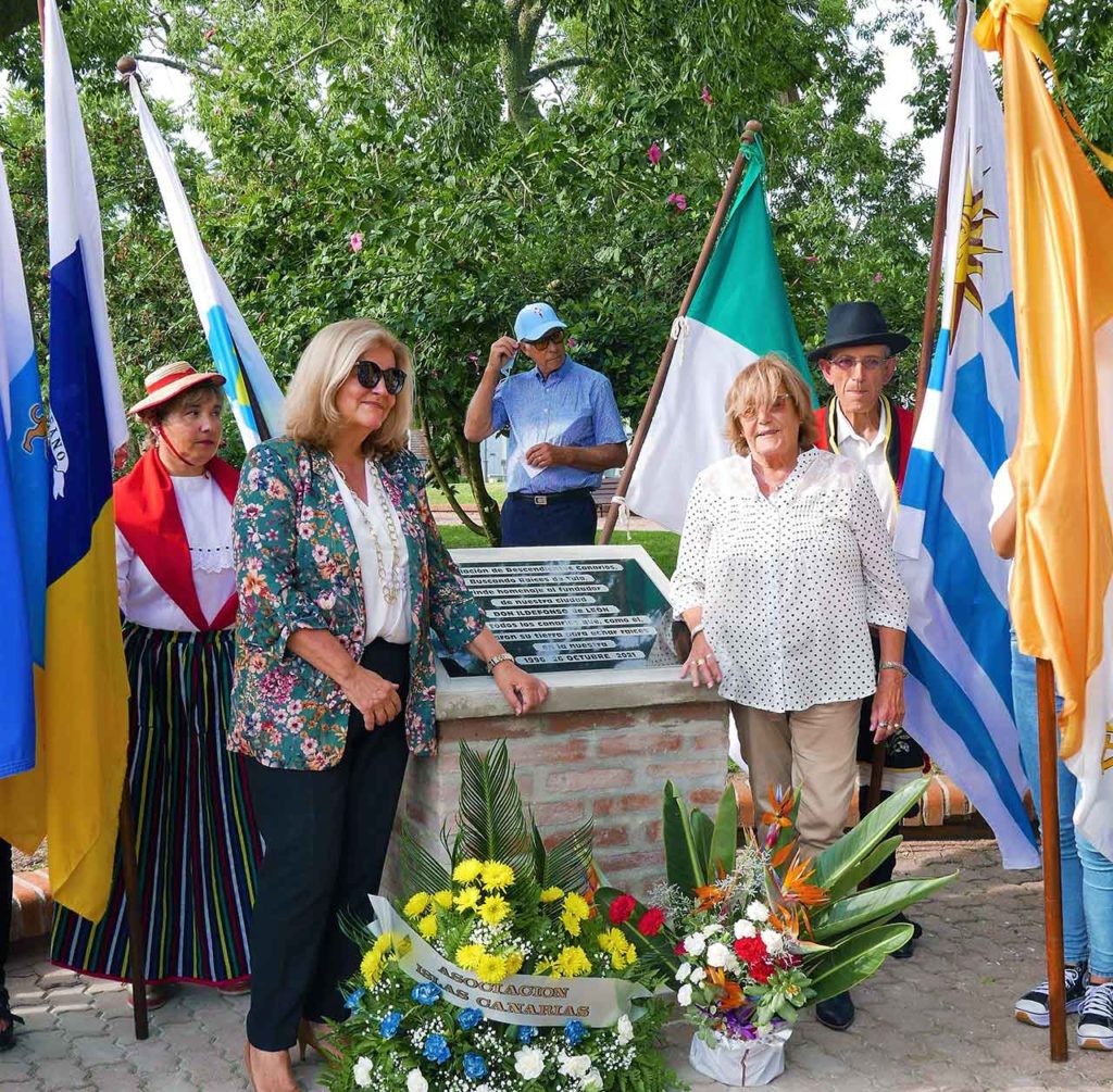 La cónsul María Victoria Scola y la presidente de la asociación canaria, Marita Betancor, descubrieron la placa conmemorativa.