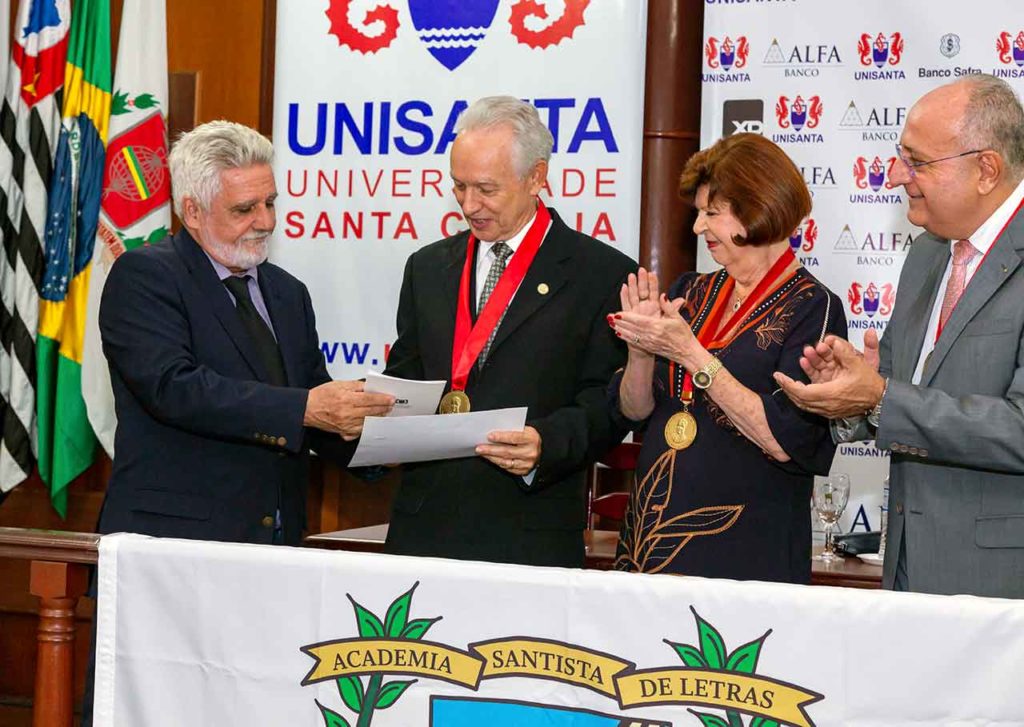 Santiago González Arias, segundo por la izquierda, es el primer español en formar parte de la Academia Santista de Letras.