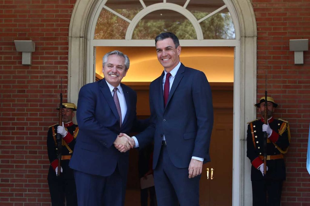 Pedro Sánchez y Alberto Fernández se saludan a las puertas del Palacio de La Moncloa.