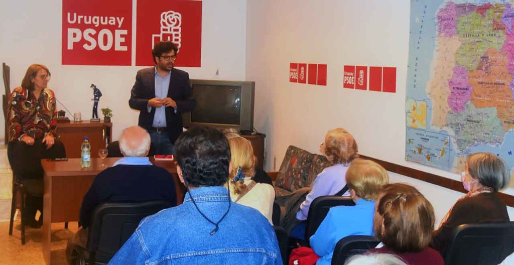 Antón Leis con afiliados del PSOE en Montevideo.