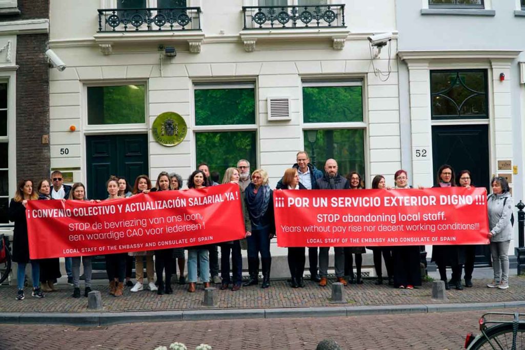 Concentración del personal laboral del Servicio Exterior frente a la Embajada de España en La Haya el martes 3 de mayo.