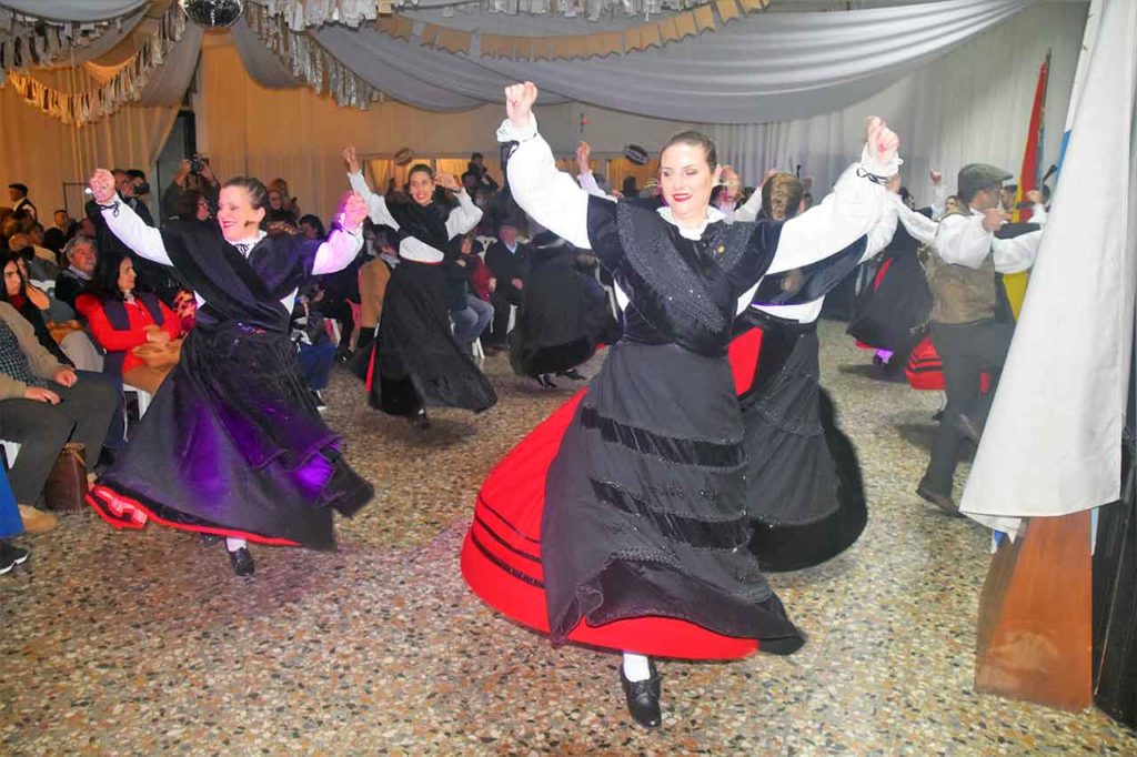 Baile de los grupos de los centros gallegos Valle Miñor e Hijos de Morgadanes.