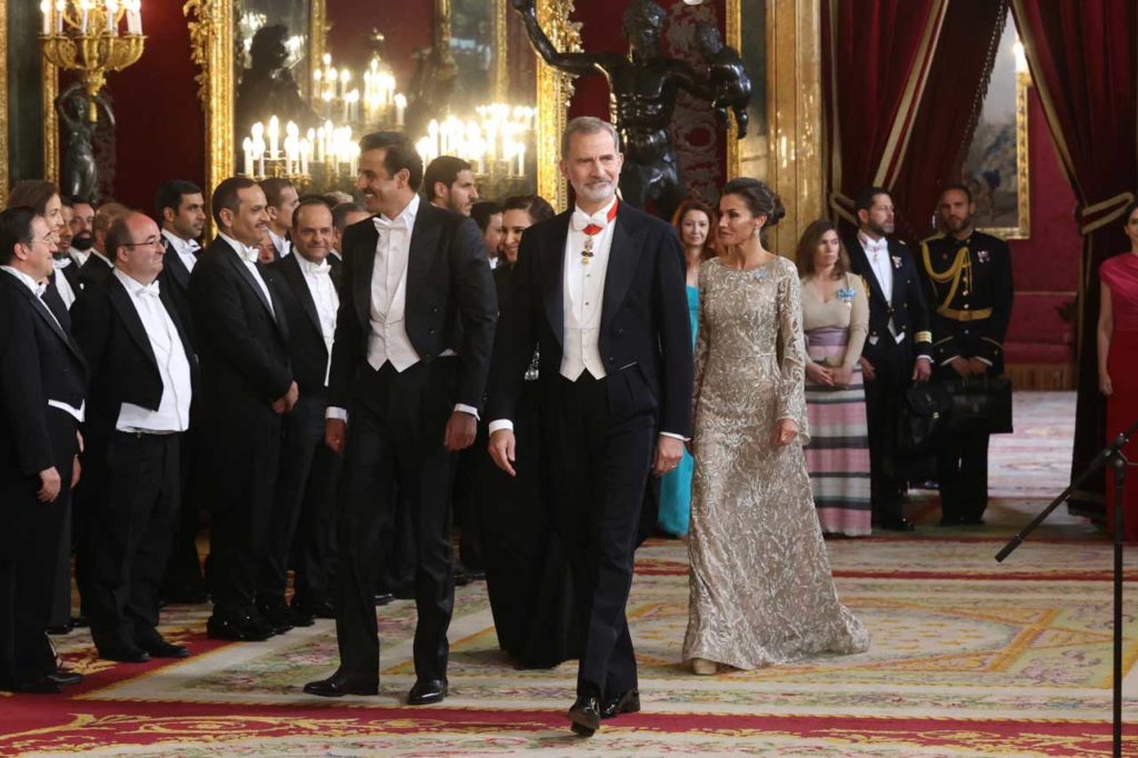 El Rey Felipe VI y el jeque Tamim Bin Hamad Al Thani, a su llegada a la cena de gala.