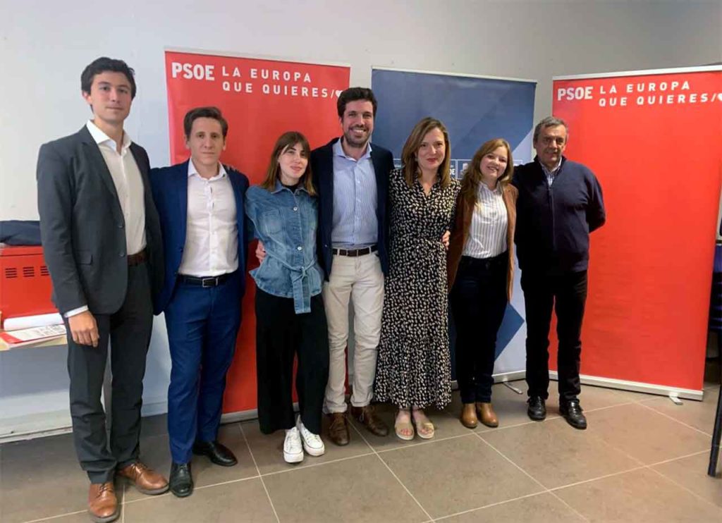 Luis Planas Herrera, centro, con el resto de miembros de la ejecutiva del PSOE Bruselas.