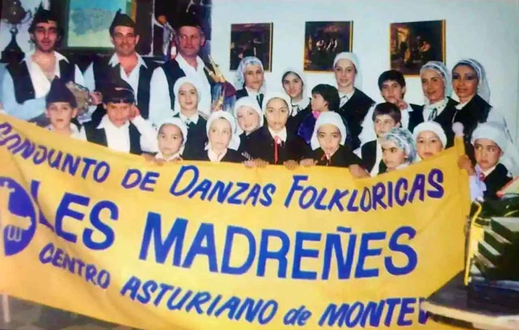 Una foto de los inicios del grupo Les Madreñes.