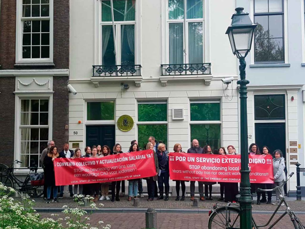 Concentración de protesta ante la Embajada de España en La Haya.