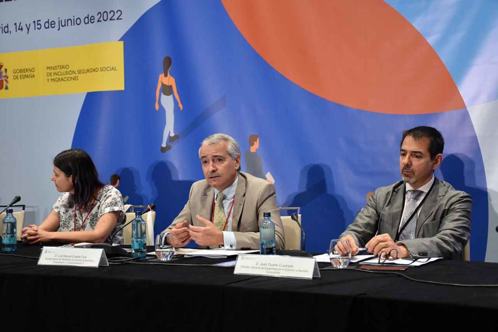 Luis Manuel Cuesta Civis, centro, y Juan Duarte Cuadrado durante su intervención ante el pleno del CGCEE.