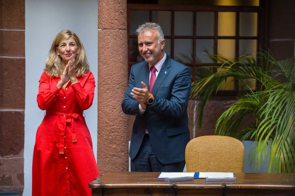 El presidente de Canarias, Ángel Víctor Torres, y la ministra de Trabajo y Economía Social, Yolanda Díaz, tras firmar el convenio correspondiente al Plan Integral de Empleo de Canarias (PIEC) para 2022.