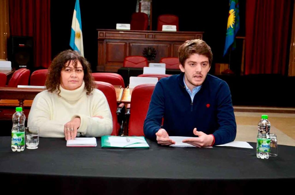 Susana Carbia y Martín Miméndez en uno de los encuentros informativos.