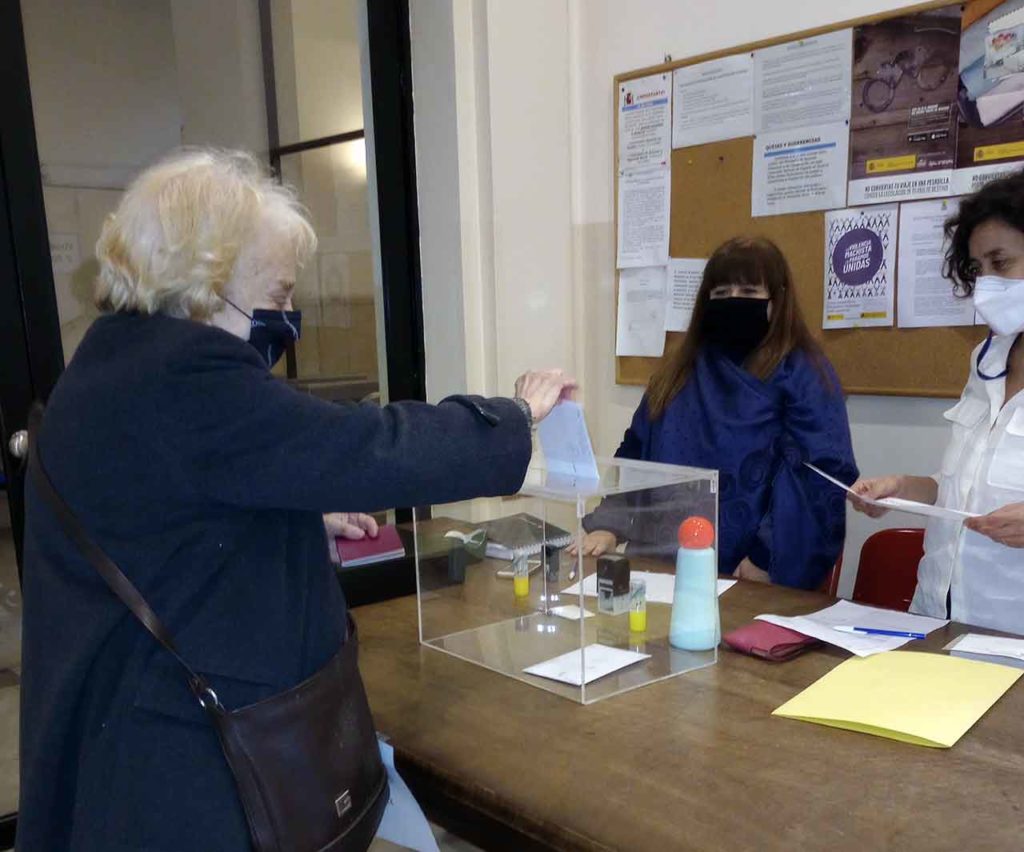 Una andaluza votando en el Consulado de Buenos Aires en los comicios autonómicos del pasado mes de junio.
